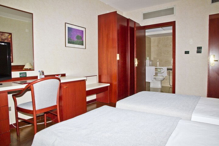 Room 5 of 72