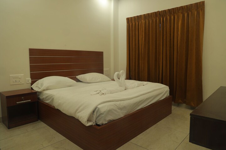 Room 4 of 12