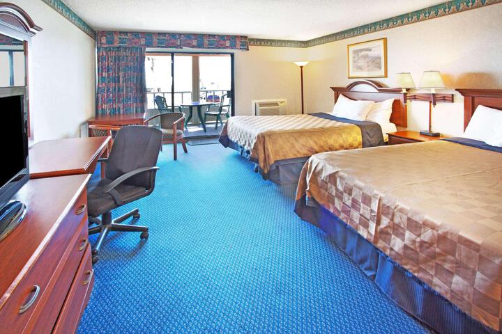 2 Queen Beds (3 of 10)