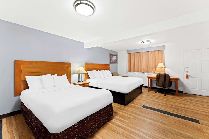 1 Queen Bed (10 of 13)