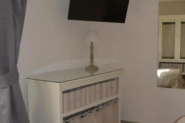 Room 6 of 13