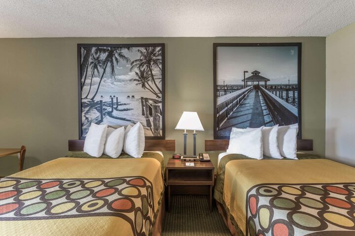 2 Double Beds (9 of 18)