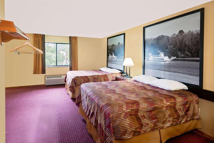 1 Queen Bed (9 of 10)