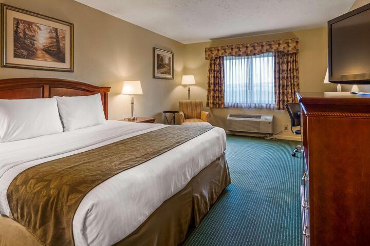 1 King Bed High Speed Internet Accessible Coffee Maker, Hairdryer Iron and Ironing Board Full Breakfast (4 of 6)