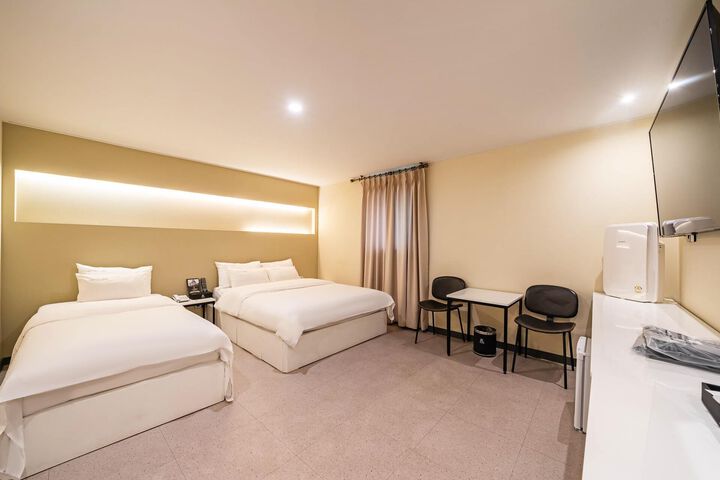 Room 85 of 142