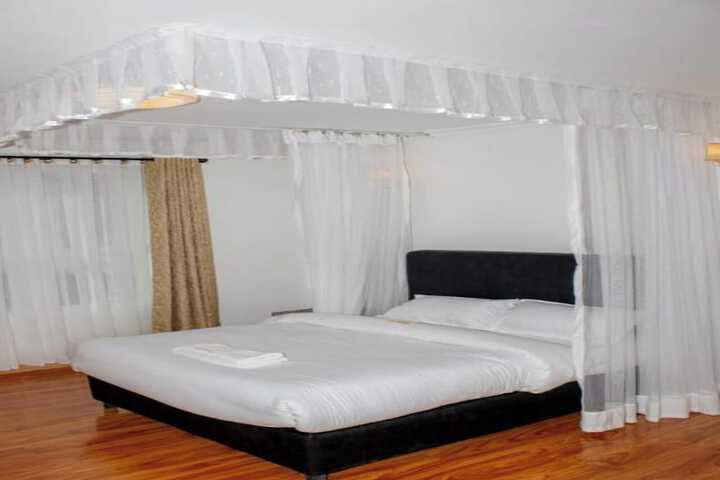 Room 4 of 10
