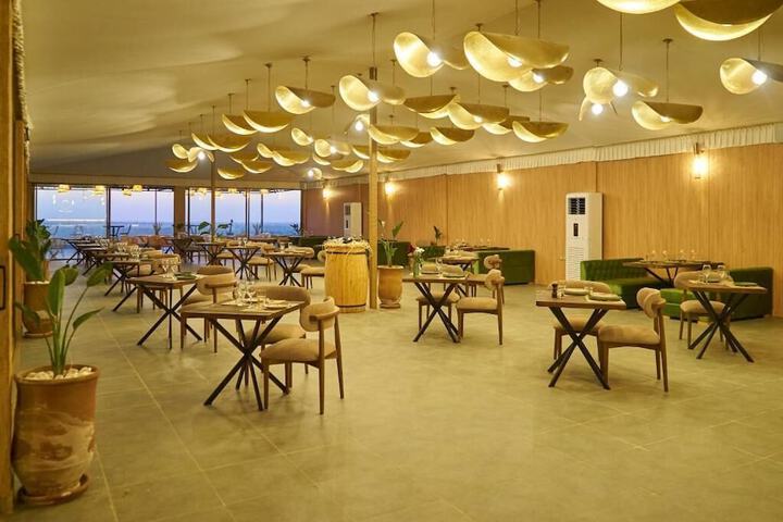 Dining 8 of 11