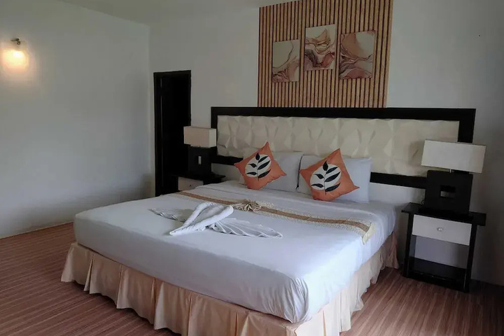 Room 6 of 33