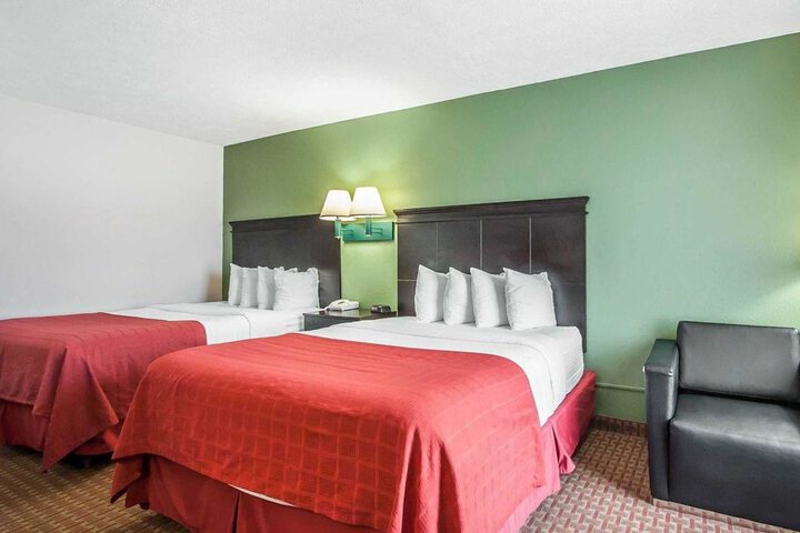 1 Queen Bed (8 of 10)