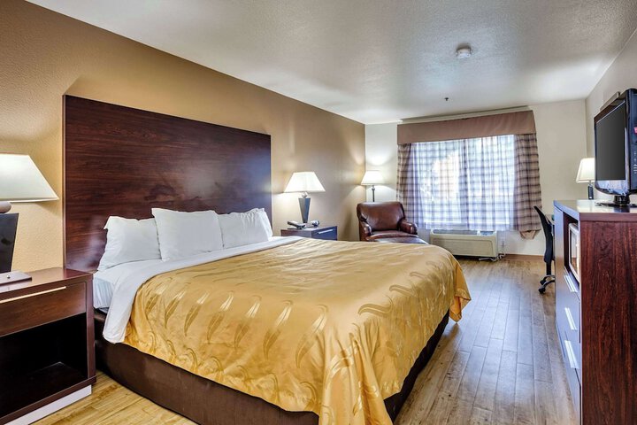 1 King Bed (2 of 11)