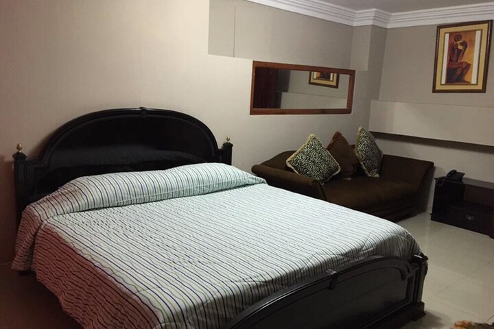 Room 6 of 16