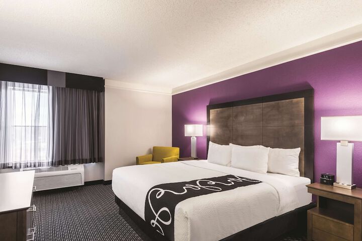 1 King Bed Executive Room (16 of 18)