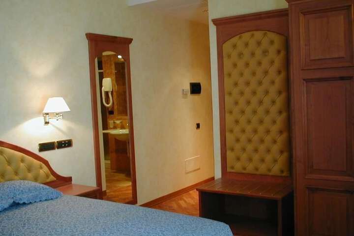 Room 16 of 33
