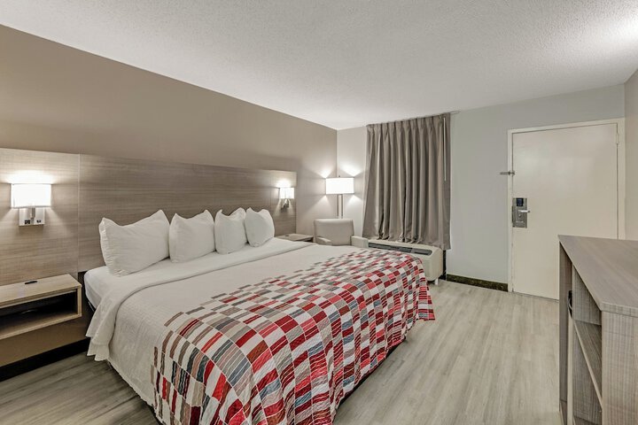 Deluxe King Bed (5 of 7)