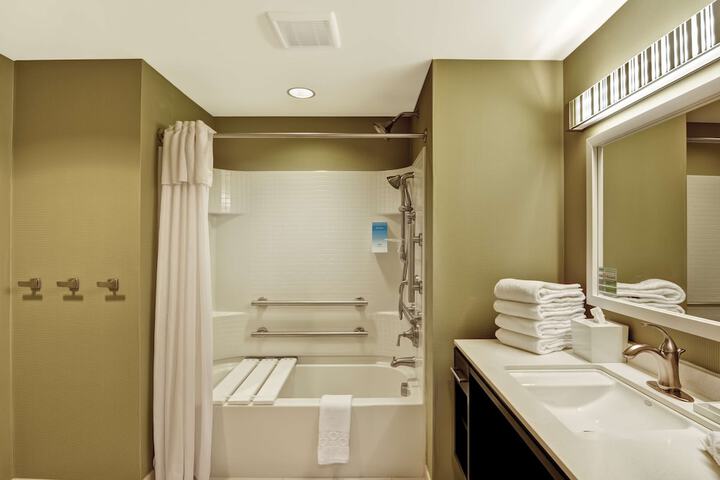 2 Queen Accessible Bathtub Studio (8 of 15)