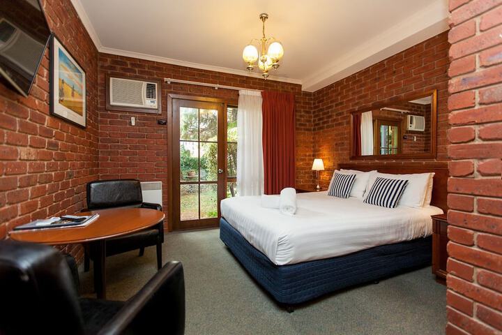 Room 11 of 28