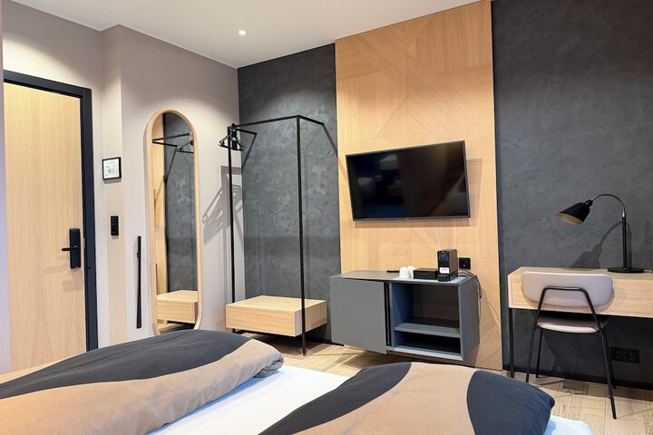 Room 32 of 76