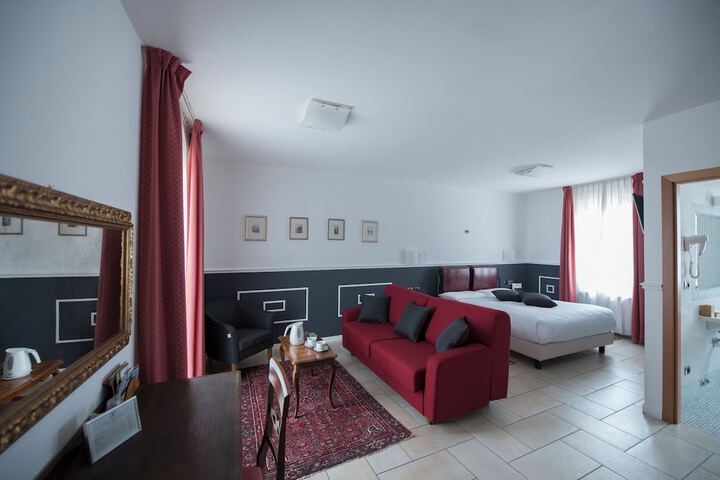 Room 10 of 25