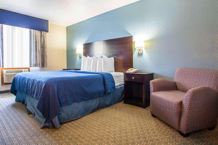 2 Queen Beds (11 of 13)