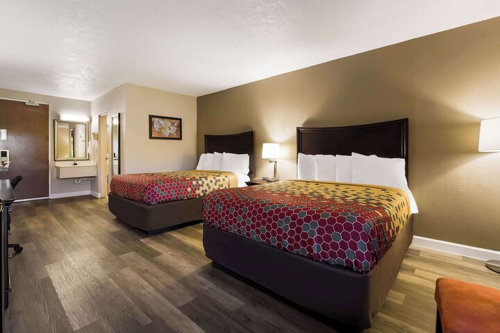 2 Queen Beds (15 of 16)
