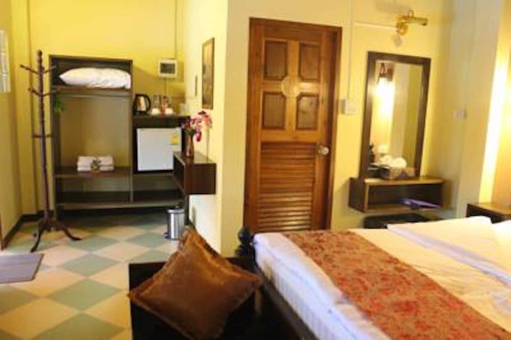 Room 8 of 33
