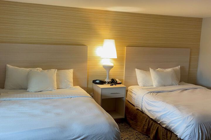 2 Queen Beds Outdoor Pool Area Desk Work Space Refrigerator, Coffee and Tea Maker Full Breakfast (17 of 20)