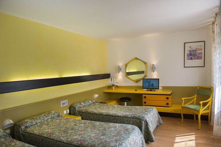 Room 5 of 34