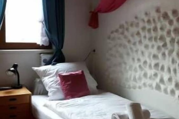 Room 7 of 28