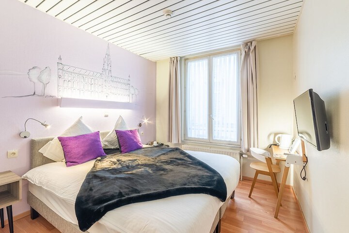 Room 9 of 28