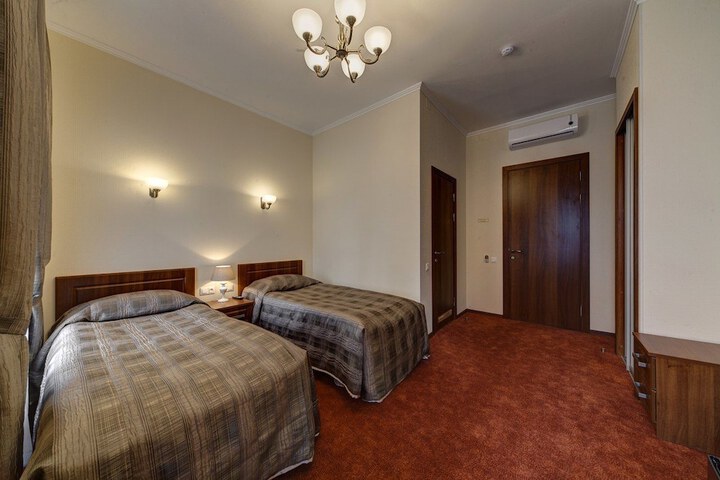 Room 8 of 83