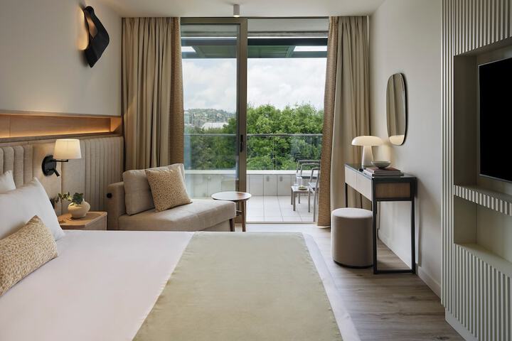 Room 32 of 247