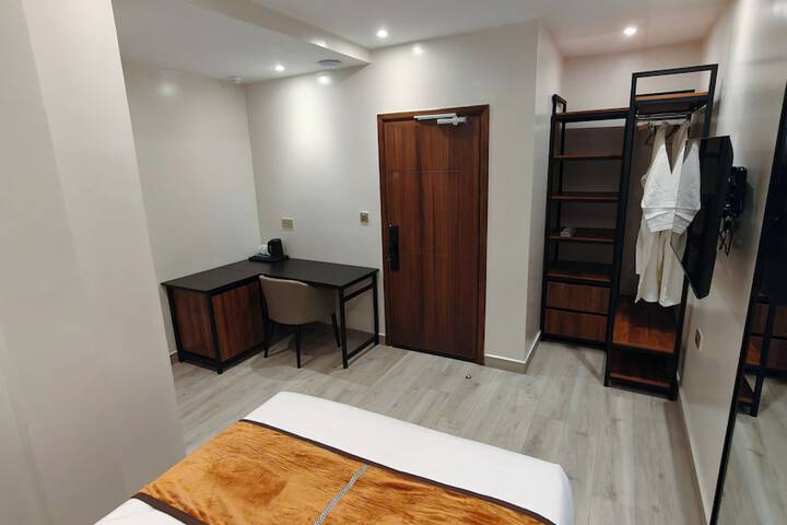 Room 5 of 106