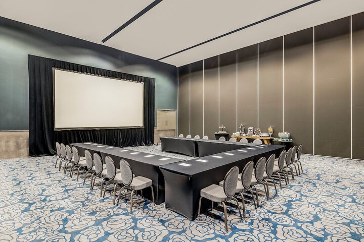 Ballroom/Hall 220 of 283