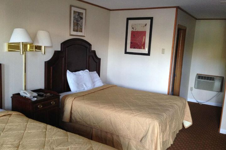 2 Queen Beds (2 of 3)