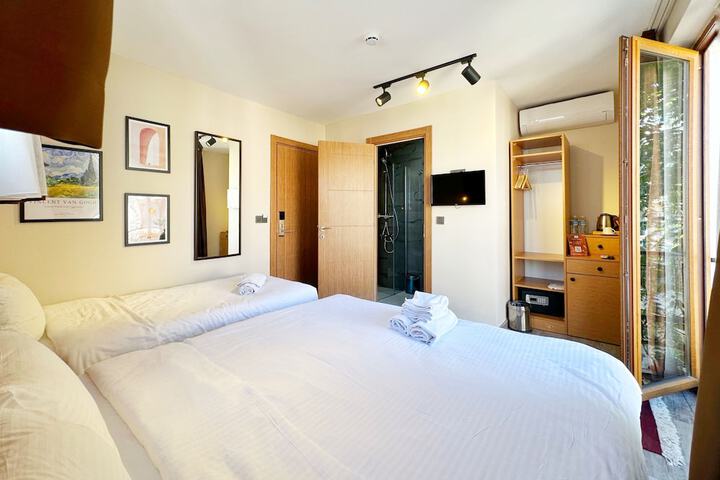 Room 9 of 99