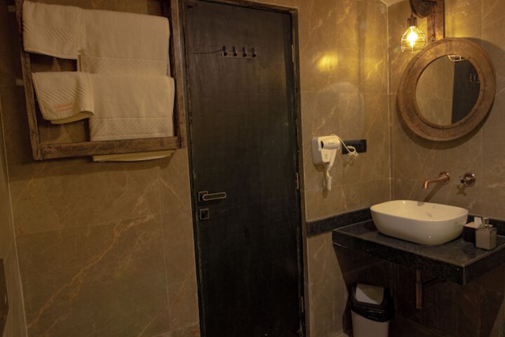 Room 43 of 141