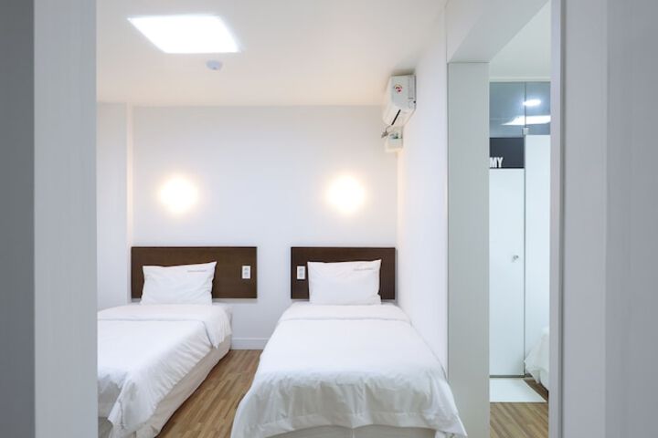 Room 27 of 81
