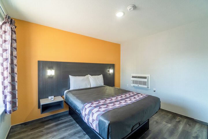 Room 35 of 79