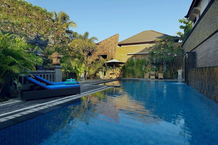 Hotel with Pool