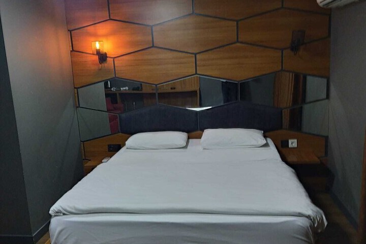 Room 8 of 13