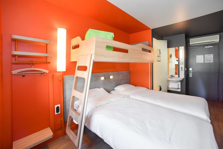 Room 6 of 45