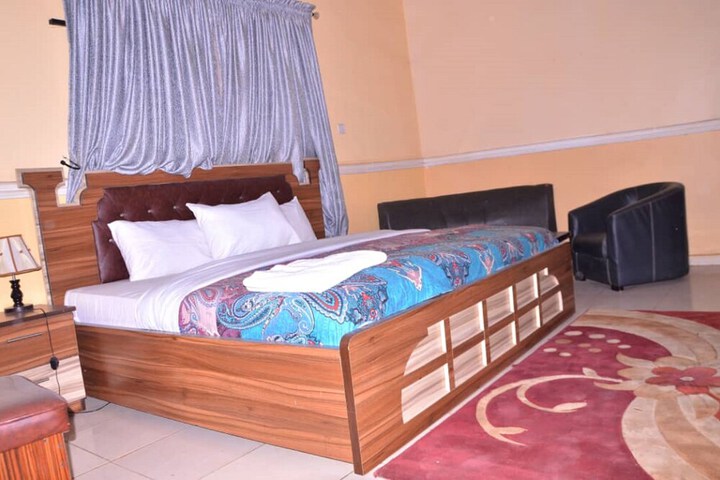 Room 7 of 18