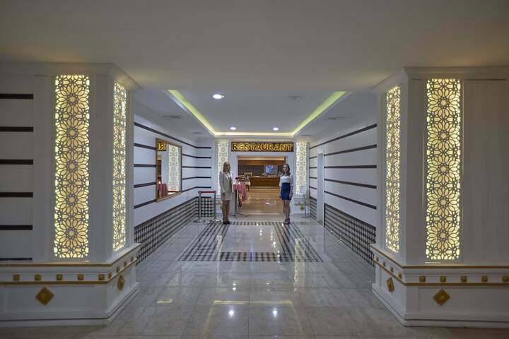 Ballroom/Hall 92 of 101