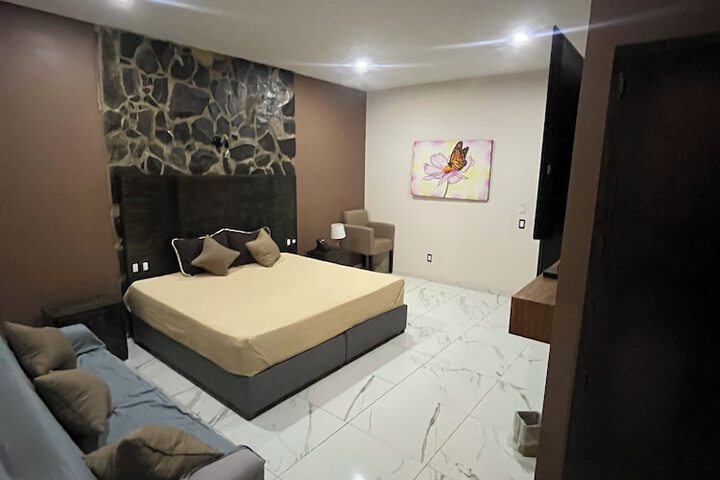 Room 17 of 27