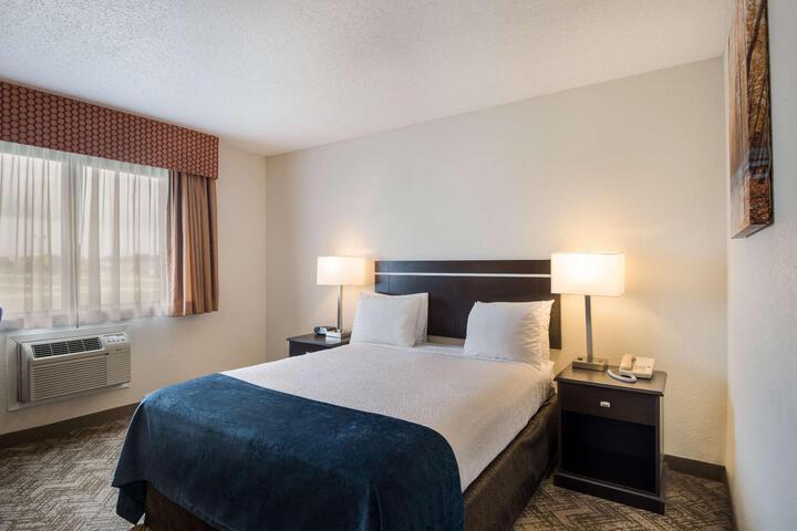 2 Queen Beds Microwave and Refrigerator 32 Inch LCD Television High Speed Internet Full Breakfast (12 of 18)