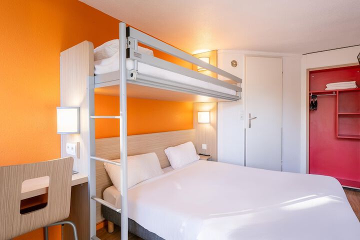 Room 26 of 77