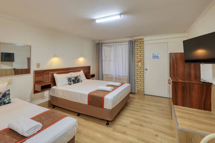 Room 4 of 16