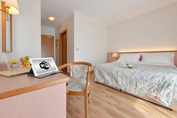 Room 7 of 33
