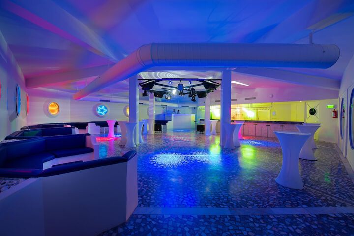 Lounge 153 of 203