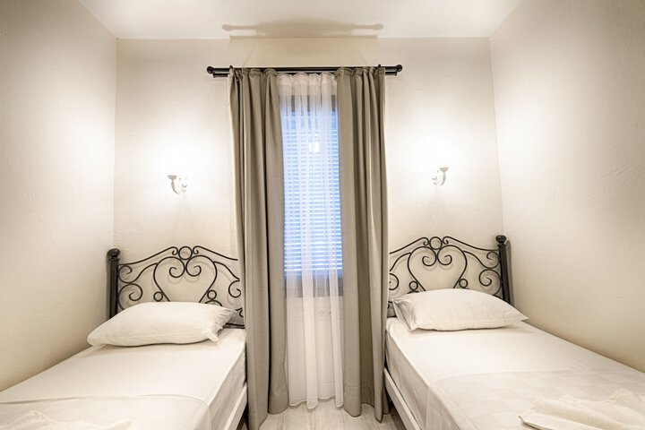 Room 4 of 37
